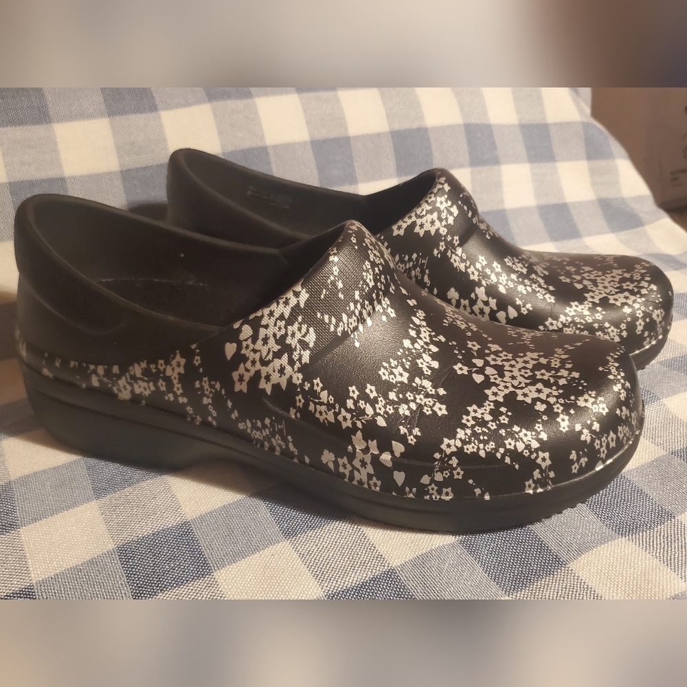 Crocs Work Neria Pro II Womens Size 11W Black Metallic Silver Flowers Slip On
